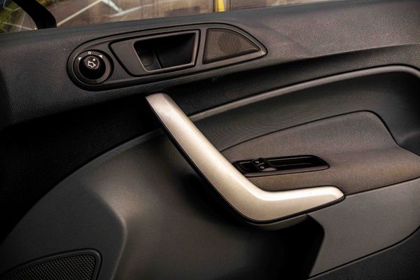 2011-Ford-Fiesta-16-TDCi-Ambiente image:12