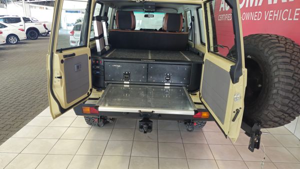 2022-Toyota-Land-Cruiser-76-45-D-V8-Station-Wagon image:11