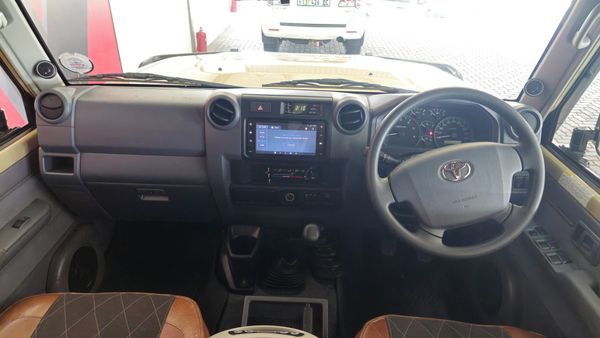 2022-Toyota-Land-Cruiser-76-45-D-V8-Station-Wagon image:18