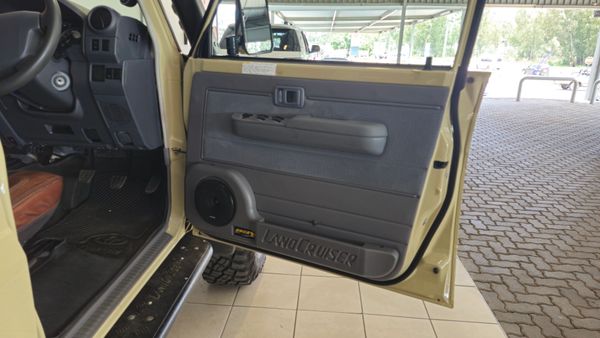 2022-Toyota-Land-Cruiser-76-45-D-V8-Station-Wagon image:20