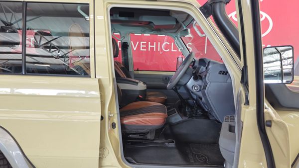 2022-Toyota-Land-Cruiser-76-45-D-V8-Station-Wagon image:22