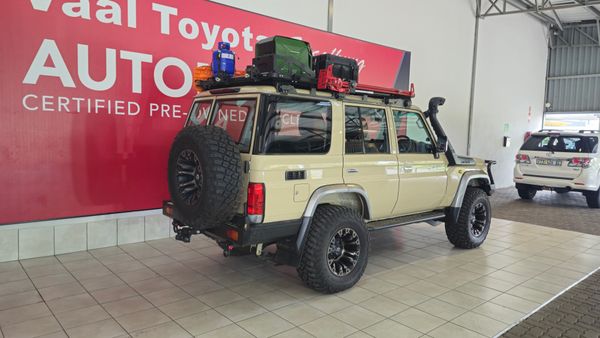 2022-Toyota-Land-Cruiser-76-45-D-V8-Station-Wagon image:4