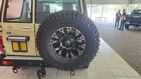 2022-Toyota-Land-Cruiser-76-45-D-V8-Station-Wagon image:7