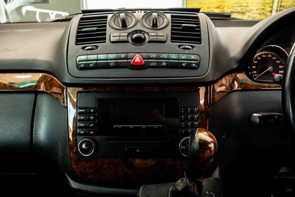 2010-Mercedes-Benz-Viano-30-CDI-V6-Ambiente image:13