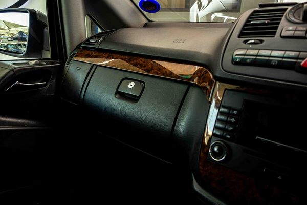 2010-Mercedes-Benz-Viano-30-CDI-V6-Ambiente image:14