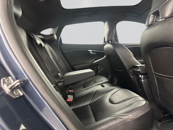 2019-Volvo-V40-D3-Momentum-Auto image:16