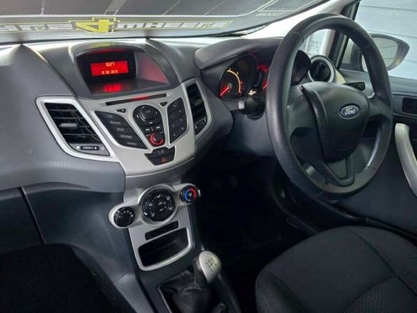 2011-Ford-Fiesta-14i-Ambiente-5-dr image:12