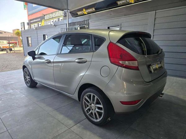 2011-Ford-Fiesta-14i-Ambiente-5-dr image:5