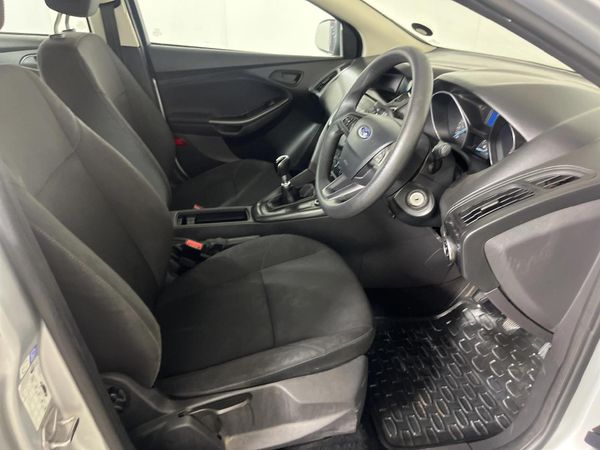 2017-Ford-Focus-10-EcoBoost-Ambiente image:9