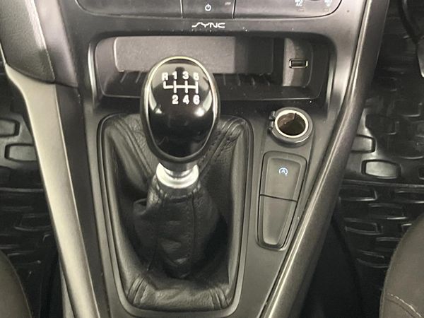 2017-Ford-Focus-10-EcoBoost-Ambiente image:10