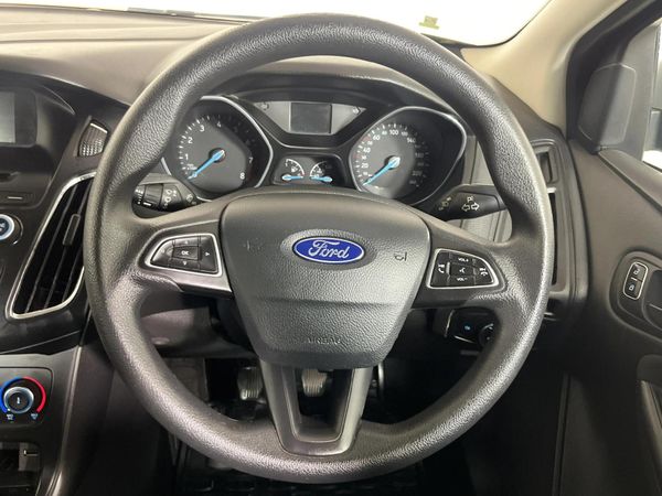 2017-Ford-Focus-10-EcoBoost-Ambiente image:12