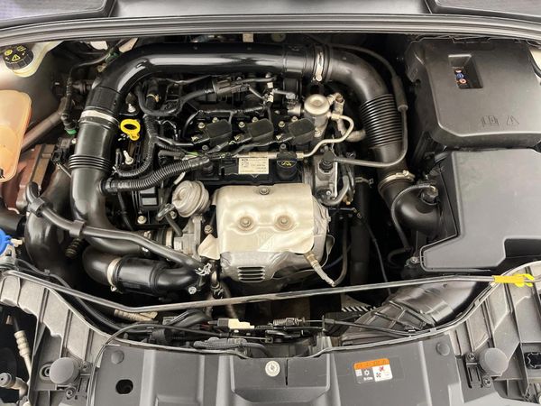2017-Ford-Focus-10-EcoBoost-Ambiente image:13