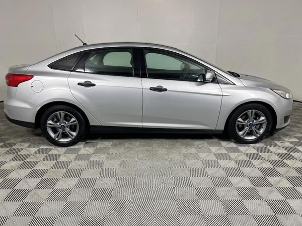 2017-Ford-Focus-10-EcoBoost-Ambiente image:17