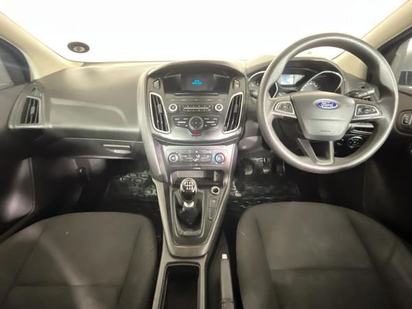 2017-Ford-Focus-10-EcoBoost-Ambiente image:1