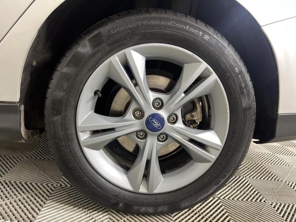 2017-Ford-Focus-10-EcoBoost-Ambiente image:6