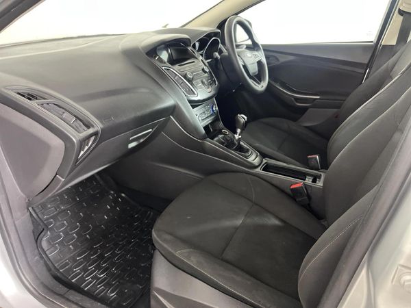 2017-Ford-Focus-10-EcoBoost-Ambiente image:8