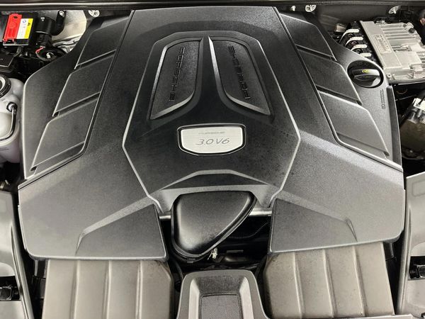 2022-Porsche-Cayenne-Platinum-Edition image:12