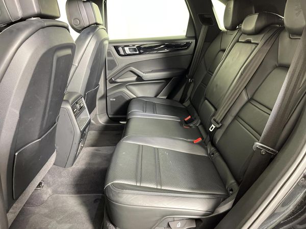 2022-Porsche-Cayenne-Platinum-Edition image:3