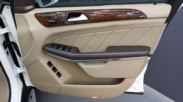 2016-Mercedes-Benz-GL-500-BE image:9