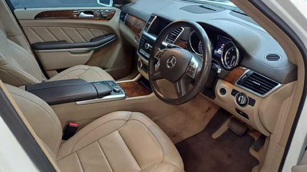 2016-Mercedes-Benz-GL-500-BE image:16