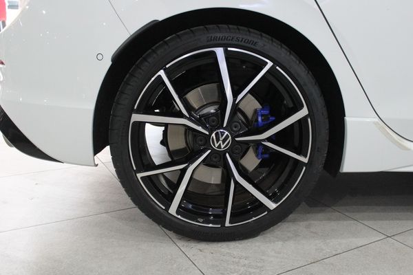 2024-Volkswagen-Golf-8-20-TSI-R-DSG image:11