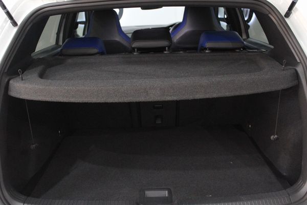 2024-Volkswagen-Golf-8-20-TSI-R-DSG image:7
