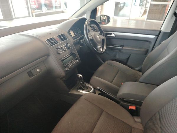 2014-Volkswagen-Touran-20-TDI-Trendline image:5