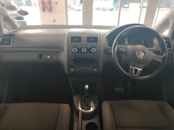 2014-Volkswagen-Touran-20-TDI-Trendline image:6