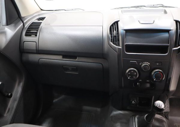 2020-Isuzu-D-Max-D-Max-250-Fleetside image:5