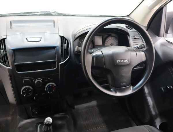 2020-Isuzu-D-Max-D-Max-250-Fleetside image:6
