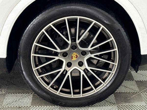 2022-Porsche-Cayenne-Platinum-Edition image:4