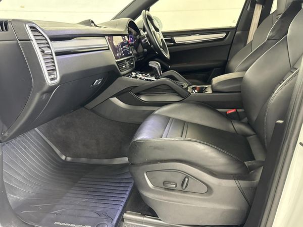 2022-Porsche-Cayenne-Platinum-Edition image:8