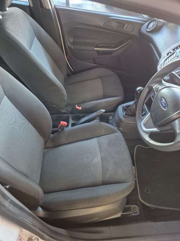 2015-Ford-Fiesta-14-Ambiente-5-dr image:9