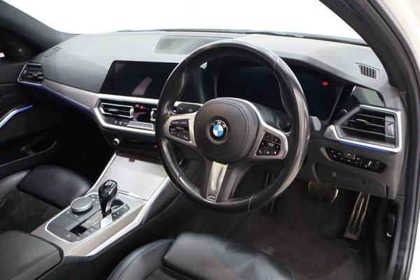 2020-BMW-3-Series-320i-M-Sport image:4