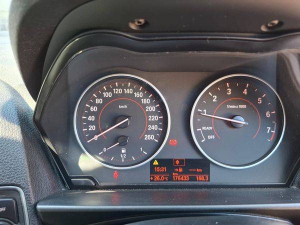 2011-BMW-1-Series-118i-5-dr image:13