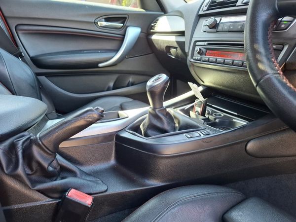 2011-BMW-1-Series-118i-5-dr image:16