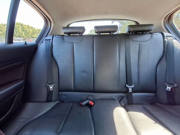 2011-BMW-1-Series-118i-5-dr image:18