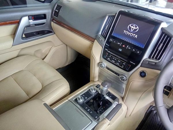 2016-Toyota-Land-Cruiser-200-45-D-V8-VX-Auto image:10