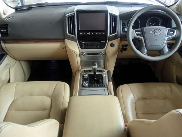 2016-Toyota-Land-Cruiser-200-45-D-V8-VX-Auto image:7