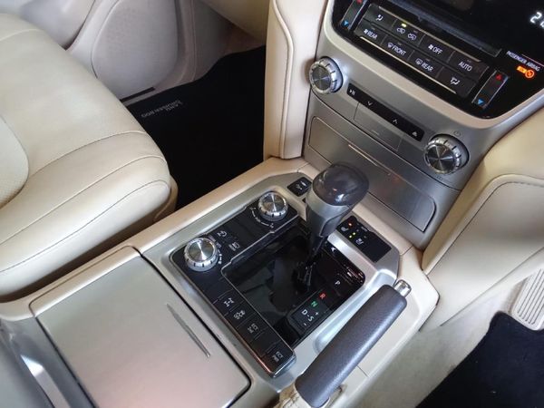 2016-Toyota-Land-Cruiser-200-45-D-V8-VX-Auto image:8