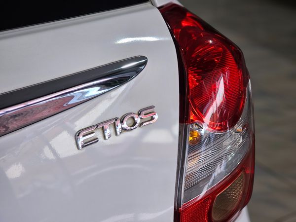 2016-Toyota-Etios-15-XS-5-dr image:3