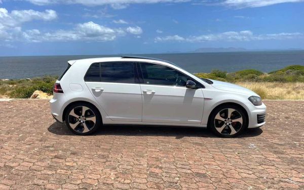 2016-Volkswagen-Golf-VII-GTI-20-TSI-Auto image:2