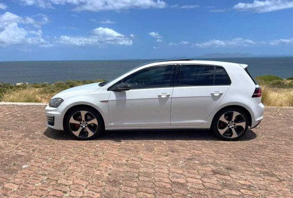 2016-Volkswagen-Golf-VII-GTI-20-TSI-Auto image:3