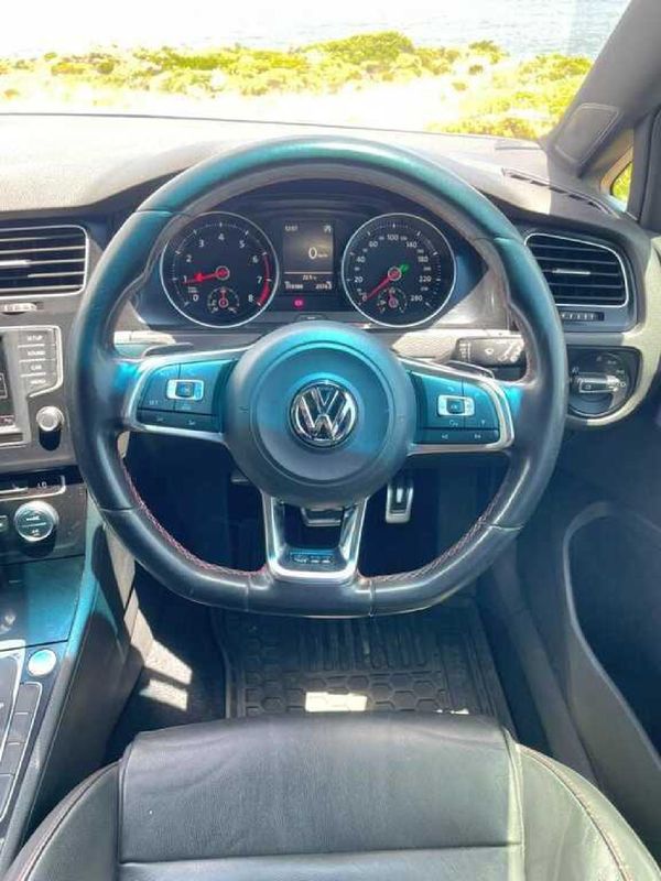 2016-Volkswagen-Golf-VII-GTI-20-TSI-Auto image:7