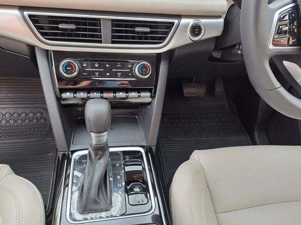 2026-Mahindra-XUV-700-20-AX7L-Auto-7-Seat image:14