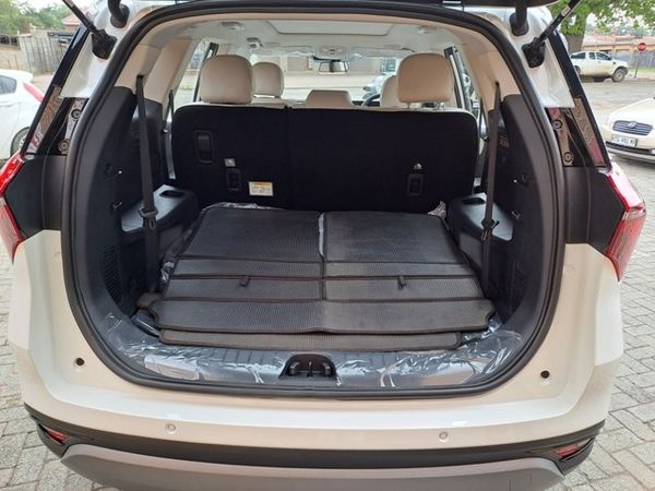 2026-Mahindra-XUV-700-20-AX7L-Auto-7-Seat image:4