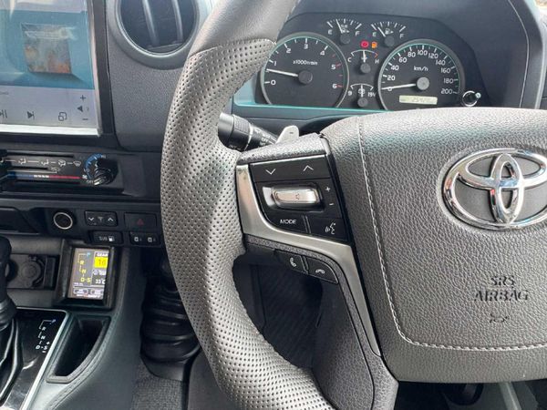 2022-Toyota-Land-Cruiser-79-45-D-70th-Edition-Single-Cab image:10