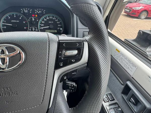 2022-Toyota-Land-Cruiser-79-45-D-70th-Edition-Single-Cab image:11