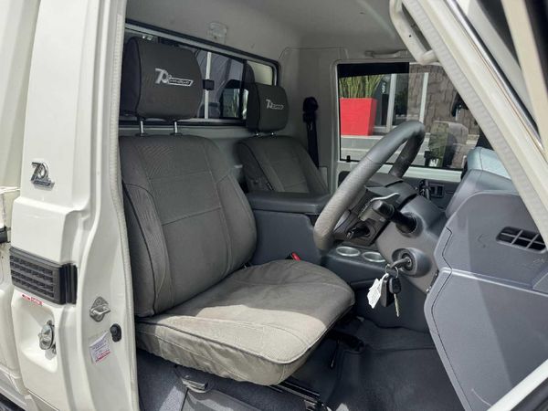 2022-Toyota-Land-Cruiser-79-45-D-70th-Edition-Single-Cab image:13