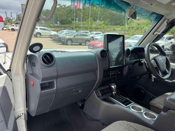 2022-Toyota-Land-Cruiser-79-45-D-70th-Edition-Single-Cab image:15